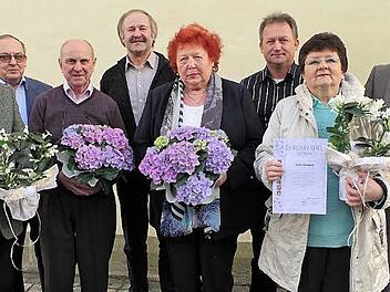 Ehrungen beim Obst- und Gartenbauverein Stockheim-Wolfersdorf für langjährige Zugehörigkeit. Von links: Reinhold Oßmann, Vorsitzender Gerhard Ramming, Gustav Urban, Kreisvorsitzender Fritz Pohl, Elfriede Stey, Vorstandsmitglied Thomas Morand, Anita Daum und Bürgermeister Rainer Detsch Foto: Gerd Fleischmann