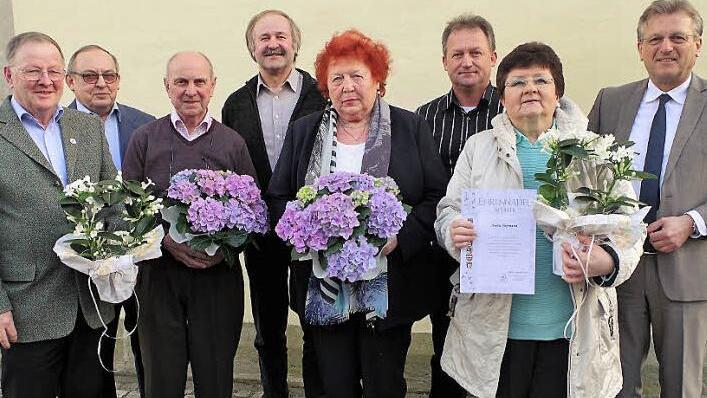Ehrungen beim Obst- und Gartenbauverein Stockheim-Wolfersdorf für langjährige Zugehörigkeit. Von links: Reinhold Oßmann, Vorsitzender Gerhard Ramming, Gustav Urban, Kreisvorsitzender Fritz Pohl, Elfriede Stey, Vorstandsmitglied Thomas Morand, Anita Daum und Bürgermeister Rainer Detsch Foto: Gerd Fleischmann