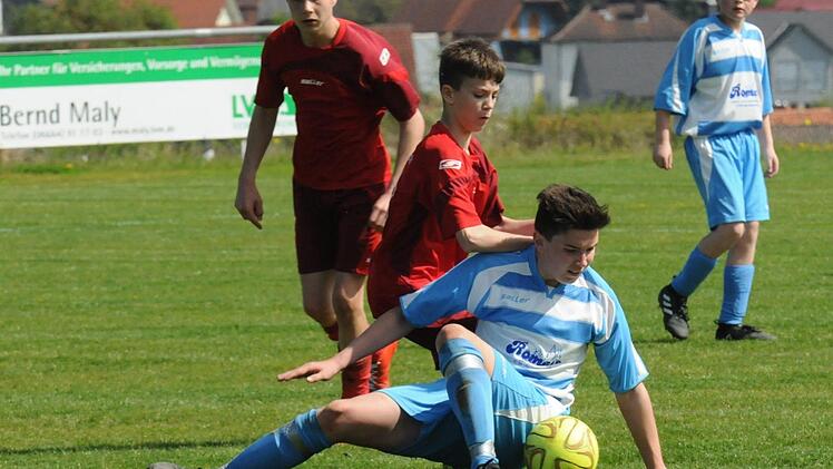 Duell der "Zehner": Fast im Sitzen verteidigt Tizian Zeier von der SG Oberleichtersbach den Ballbesitz gegen Oehrbergs Max Albert. Foto: ssp
