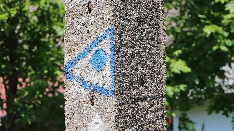 Das alte Symbol auf dem Wanderweg durch den Banzer Wald: Ein Dreieck mit Punkt in Blau.
