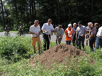 Der Spatenstich ist gemacht. Nach den archäologischen Untersuchungen sollen Ende August die Bagger anrollen.  Foto: Mathias Erlwein