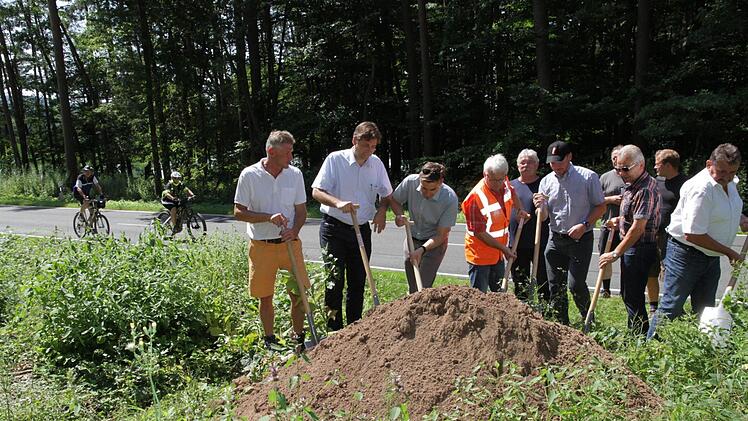 Der Spatenstich ist gemacht. Nach den archäologischen Untersuchungen sollen Ende August die Bagger anrollen.  Foto: Mathias Erlwein