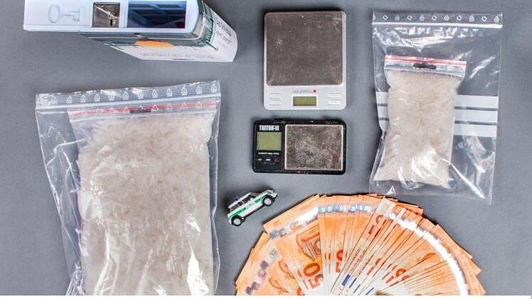 Empfindlicher Schlag gegen  Coburger Drogenszene - Die Kriminalpolizei Coburg hat am Sonntag die bislang größte Crystal-Menge in Oberfranken sichergestellt. Foto: Polizei
