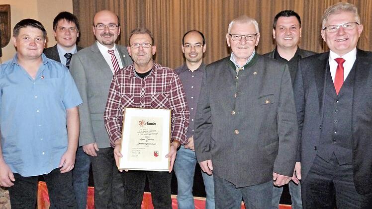 Langjährige Mitglieder hat der TSV Harsdorf geehrt; im Bild (von links) Klaus Kohlmann, Zweiter Vorsitzender Thomas Hirschmann, Vorsitzender Manfred Zapf, Ehrenmitglied Hans Dörfler, Dirk Wesser, Heinz Hahn, Matthias Dörfler und Bürgermeister Günther Hübner