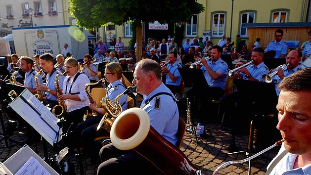 Das Heeresmusikkorps aus Veitsh&ouml;chheim bei einem fr&uuml;heren Auftritt in Hammelburg.  Es gastiert am 21. November  in der  M&uuml;nnerst&auml;dter Stadtpfarrkirche.Archivfoto: Gerd Schaar