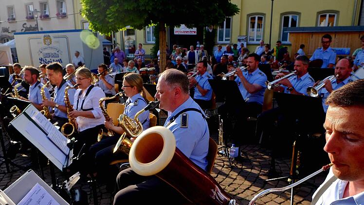 Das Heeresmusikkorps aus Veitshöchheim bei einem früheren Auftritt in Hammelburg.  Es gastiert am 21. November  in der  Münnerstädter Stadtpfarrkirche.Archivfoto: Gerd Schaar