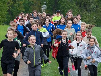 Sie waren voll in Fahrt. Der Benefiz-Sponsorenlauf der RS II ging heuer in seine bereits 16. Runde. Bei den Fünftklässlern ging auch Direktor Uwe Schönfeld (hinten, rechts) mit gutem Beispiel voran. Foto: Ralf Müller