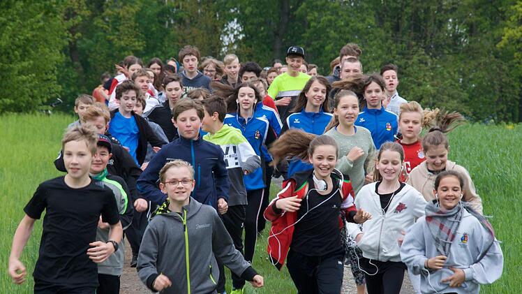 Sie waren voll in Fahrt. Der Benefiz-Sponsorenlauf der RS II ging heuer in seine bereits 16. Runde. Bei den Fünftklässlern ging auch Direktor Uwe Schönfeld (hinten, rechts) mit gutem Beispiel voran. Foto: Ralf Müller