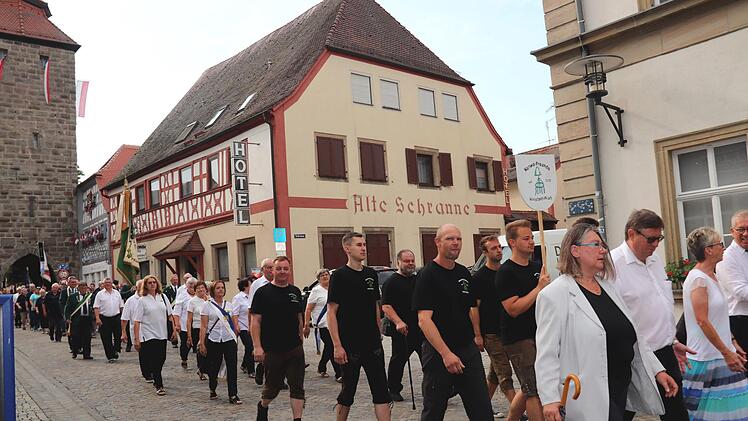 Zug zur Kirche   Foto: Johanna Blum
