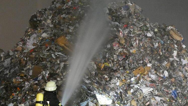 Die Feuerwehr bekämpfte den Großbrand in Knetzgau erfolgreich.