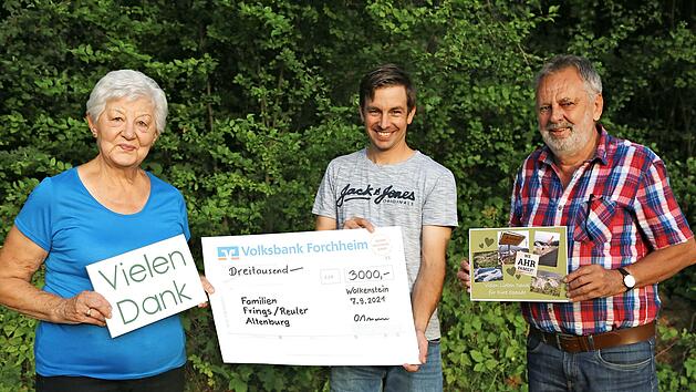 Marga Frings übernimmt symbolisch den Scheck von Christian Oßmann und Helmut Dietsch. Sie leitet das Geld nach Altenburg weiter.