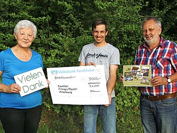 Marga Frings übernimmt symbolisch den Scheck von Christian Oßmann und Helmut Dietsch. Sie leitet das Geld nach Altenburg weiter.