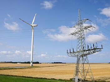Windrad und Strommast