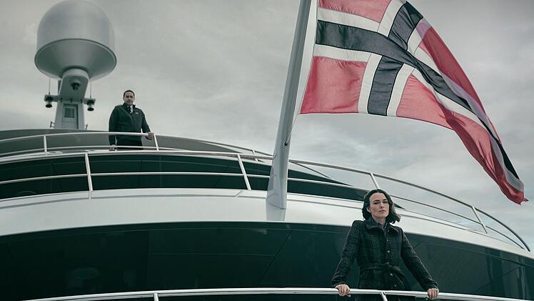 Captain Addis (John Macmillan) behält Lo (Keira Knightley) lieber im Auge.