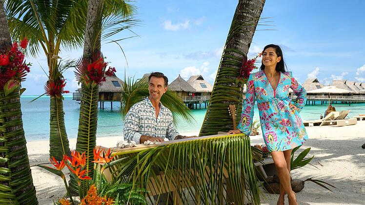 Ganz zuf&auml;llig steht ein Klavier am Strand von Bora Bora. Da m&ouml;chte Schiffs&auml;rztin Dr. Jessica Delgado (Collien Fernandes) nat&uuml;rlich gerne h&ouml;ren, was Kapit&auml;n Max Parger (Florian Silbereisen) an den Tasten so drauf hat.