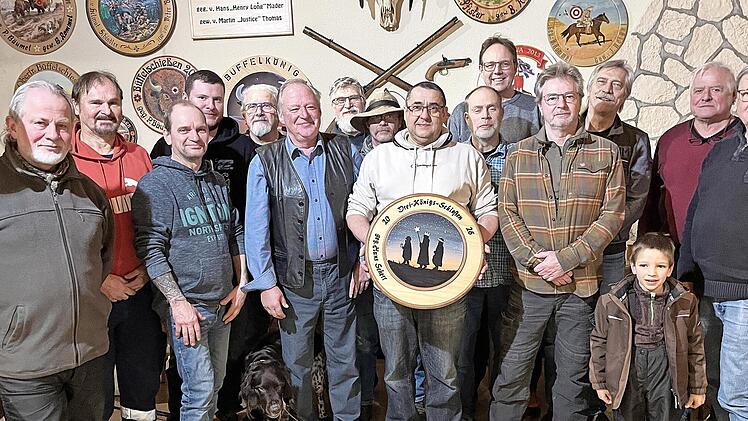 Die teilnehmenden Sch&uuml;tzen mit dem Gewinner der Ehrenscheibe, Bernd Beuschel, Vorsitzendem Martin Thomas (Vierter von rechts) und Zweitem Schie&szlig;sportleiter Dominik Kaiser (Vierter von links).