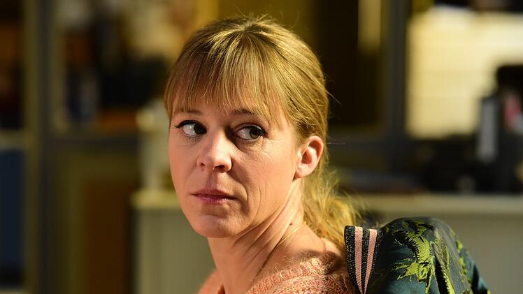 Angelika Flierl (Bernadette Heerwagen) f&uuml;hlt sich nicht nur im Keller-Kommissariat mit ihren beiden M&auml;nner-Kollegen oft einsam.