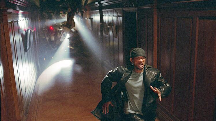 Friedlich sollen die Roboter gem&auml;&szlig; Regelwerk sein. Doch nicht alle sind es, wie Del Spooner (Will Smith) erfahren muss.