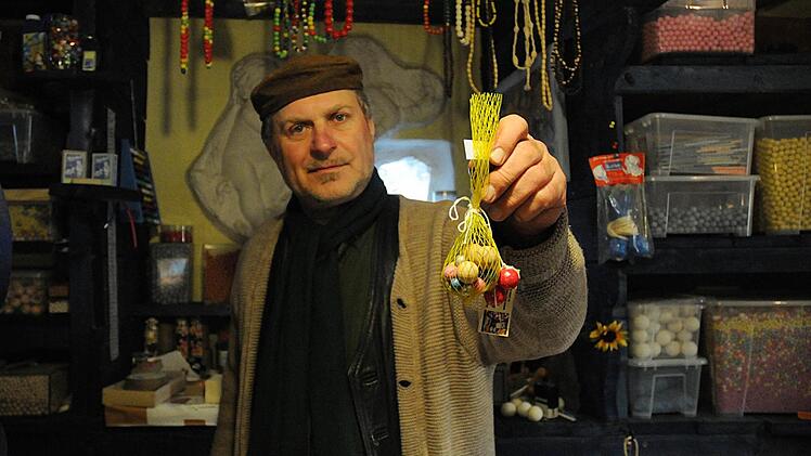 Als Spielzeug wurden die Murmeln in Netzen verkauft, wie Museumsleiter Axel Trümper im Museumsladen erklärt. Fotos: nat