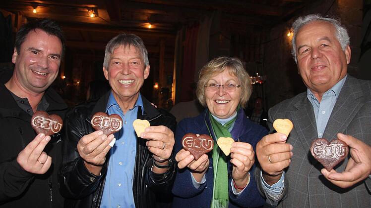 Burkhard Klein, Otto und Irene Hünnerkopf sowie Wilhelm Sturm genießen den Erfolg der bayerischen CSU.