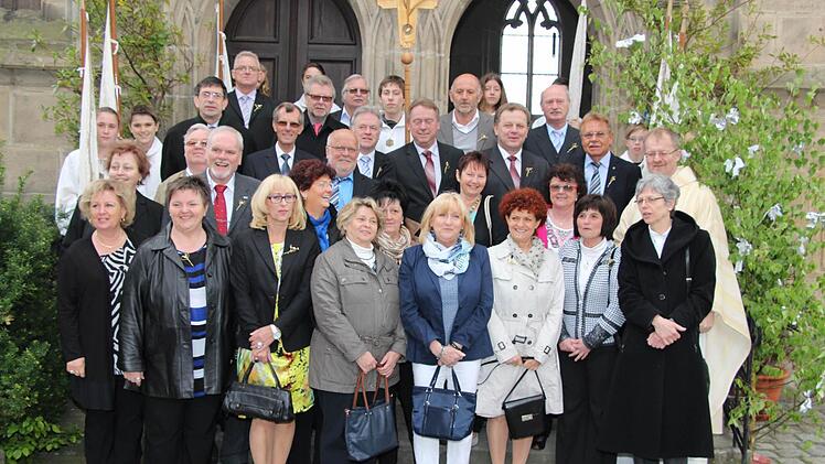 Etliche Gläubige, unter ihnen Kronachs Bürgermeister Wolfgang Beiergrößlein, feierten das 50. Jubiläum ihrer Erstkommunion.