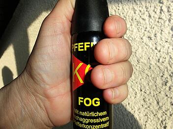 Pfefferspray gilt als Waffe, wenn man es gegen Menschen einsetzt. Man begeht dann also eine gefährliche Körperverletzung - außer man handelt in Notwehr. Foto: Karl Heinz Weber