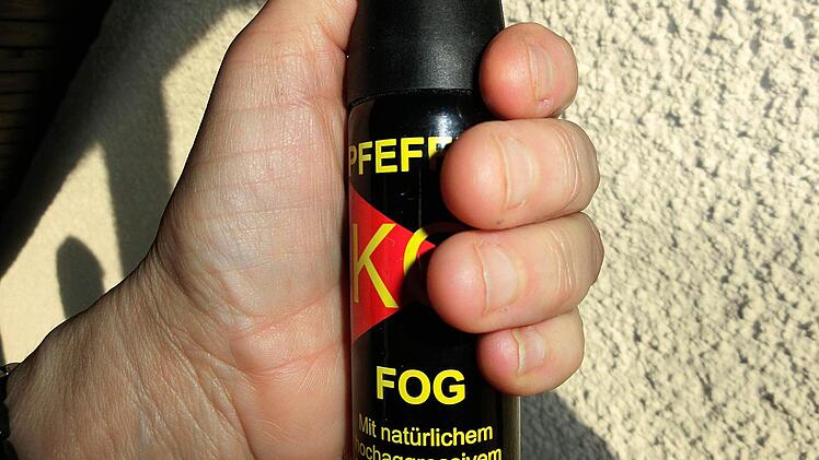Pfefferspray gilt als Waffe, wenn man es gegen Menschen einsetzt. Man begeht dann also eine gefährliche Körperverletzung - außer man handelt in Notwehr. Foto: Karl Heinz Weber