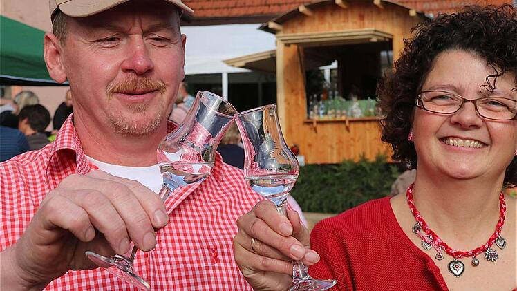 Robert und Cornelia Koch öffneten ihren Hof in Völkersleier erstmals zu den "Tagen der edlen Brände". Schon in der vierten Generation wird in der Familie gebrannt, der Einstieg in die Selbstvermarktung erfolgte aber erst jetzt. Foto: Gerd Schaar
