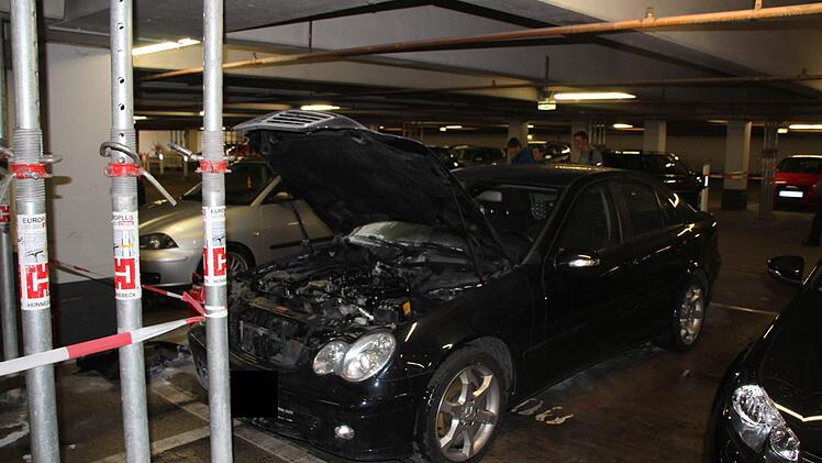 Am Mercedes entstand durch den Brand erheblicher Schaden. Foto: Matthias Beetz