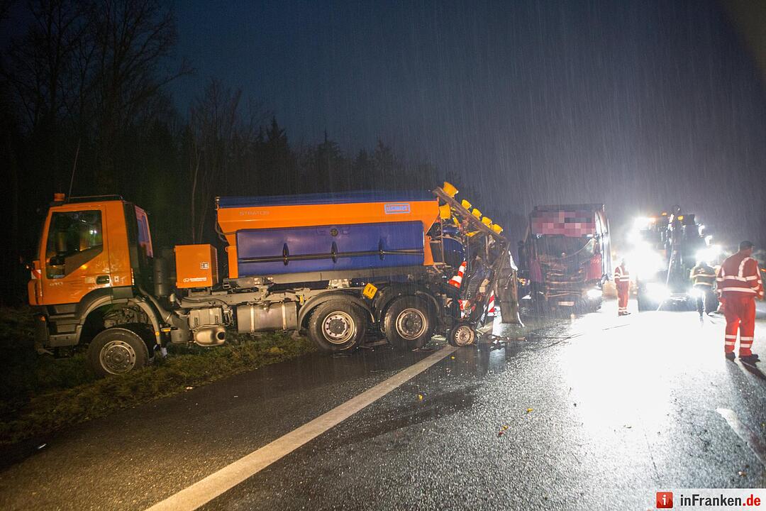 Sattelschlepper kracht in Baustellenabsicherung auf der A9