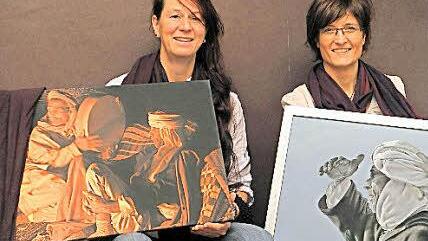 Fotografin Ulrike Roppelt (links) und Zeichnerin Elke Völkl haben eine gemeinsame Tour durch die tunesische Sahara hinter sich.   Foto: privat