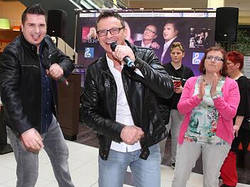 Chris und Ralf, besser bekannt unter dem Namen "Pures Glück", scheuten den Kontakt mit dem Publikum nicht - und sangen auch inmitten ihrer Fans. Foto: Sonja Adam