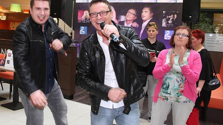 Chris und Ralf, besser bekannt unter dem Namen "Pures Glück", scheuten den Kontakt mit dem Publikum nicht - und sangen auch inmitten ihrer Fans. Foto: Sonja Adam