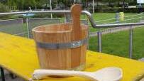 Ein unbeschädigter Sauna-Eimer. Die verlängerte Daube dient als Griff.