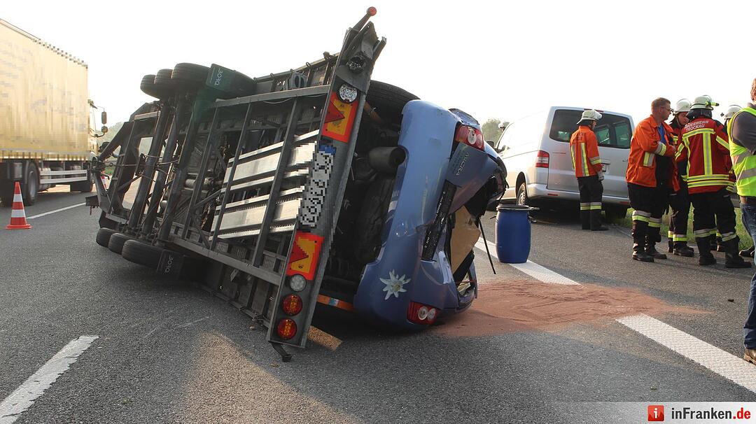 Drei Fahrspuren nach folgenschwerem Auffahrer blockiert - Geladene Autos liegen auf der Autobahn