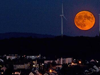 Das Foto der jungen Fotografin vom Supermond zwischen den Windrädern über Ebern Foto: Jule Müller