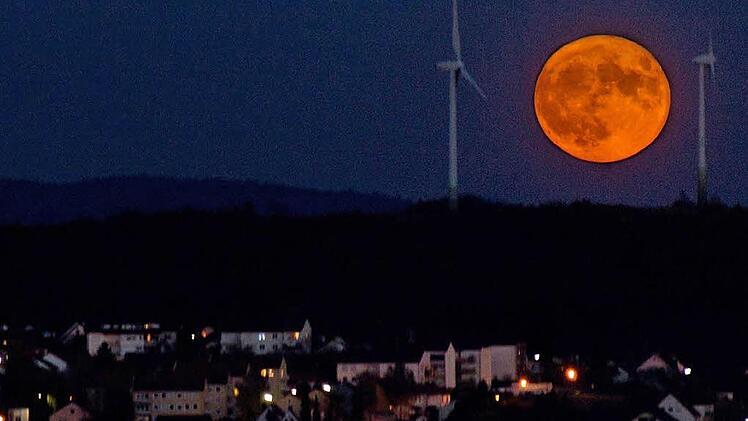 Das Foto der jungen Fotografin vom Supermond zwischen den Windrädern über Ebern Foto: Jule Müller