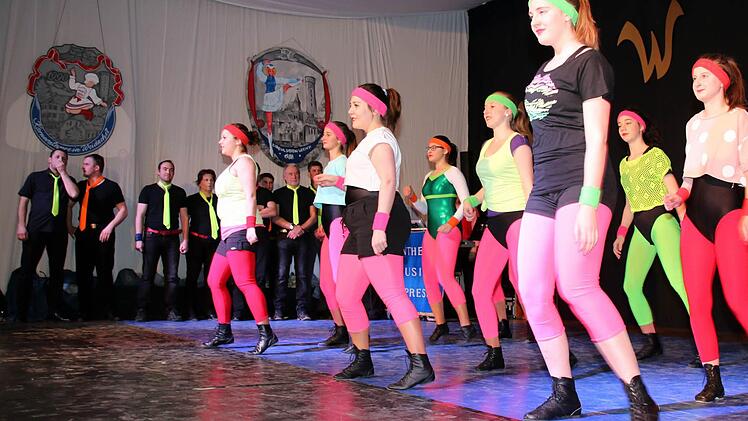 Bunt und peppig zeigte sich die Faschingsgesellschaft Bad Rodach bei ihrem Showtanz-Gastspiel in Weidach. Foto: Bettina Knauth