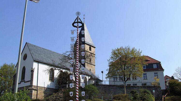 Seit gestern steht der erneuerte Zunftbaum wieder auf seinem Platz unterhalb der St.-Andreas-Kirche. Foto: Jürgen Panzer