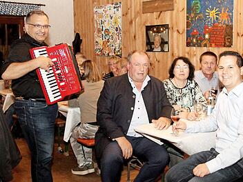 Alleinunterhalter Stefan Martin, Walter Nussel, Manfred Bäreis mit Gattin und Markus Windisch  Foto: Richard Sänger