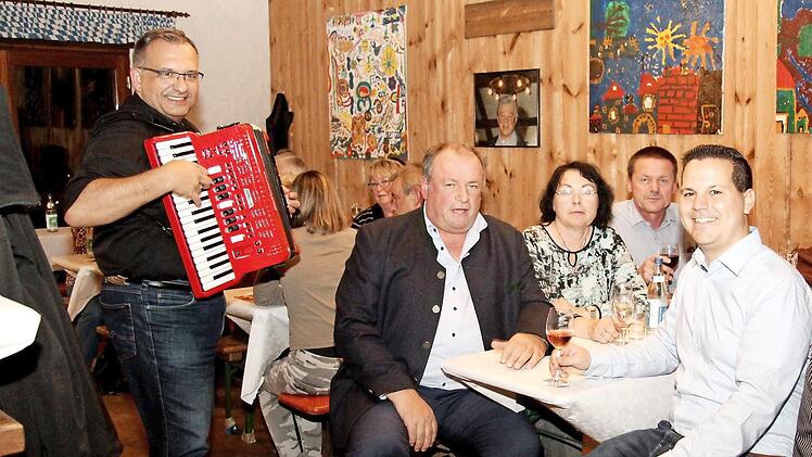 Alleinunterhalter Stefan Martin, Walter Nussel, Manfred Bäreis mit Gattin und Markus Windisch  Foto: Richard Sänger
