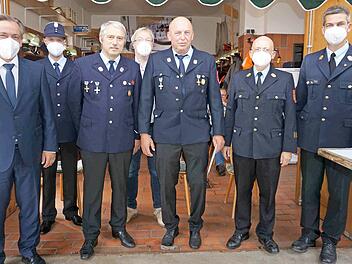 Die Jubilare Dieter Weghorn und Hubert Kreß (ohne Maske) mit Landrat Alexander Tritthart, Kommandant Florian Anselstetter, Bürgermeister Klaus Schumann, KBI Norbert Rauch und KBR Matthias Rocca