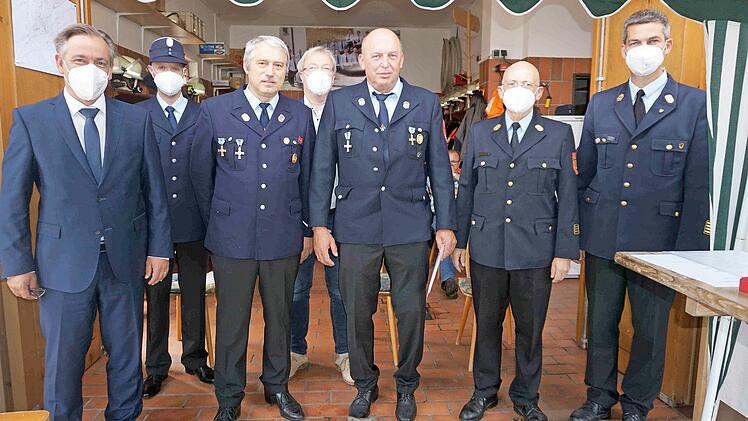 Die Jubilare Dieter Weghorn und Hubert Kreß (ohne Maske) mit Landrat Alexander Tritthart, Kommandant Florian Anselstetter, Bürgermeister Klaus Schumann, KBI Norbert Rauch und KBR Matthias Rocca