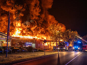 B173 bei Lichtenfels: Gro&szlig;brand von Sarghalle