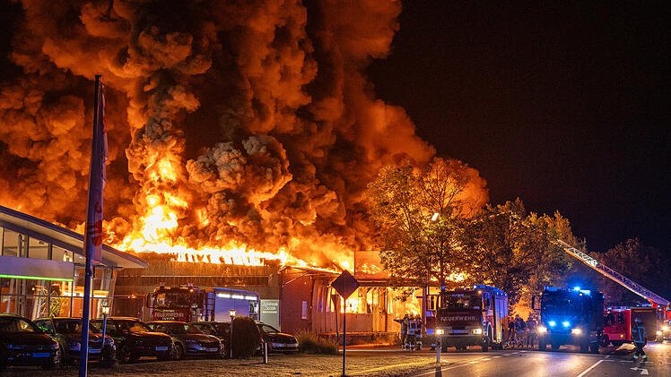 B173 bei Lichtenfels: Gro&szlig;brand von Sarghalle