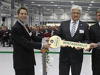 Jens Schick (links) übergibt als Bauherr den Schlüssel an  (von links)  Hans Jürgen Kracht, Anton Wolf und Rudi Grebner von Woco. Foto: Löffler