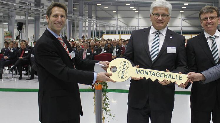Jens Schick (links) übergibt als Bauherr den Schlüssel an  (von links)  Hans Jürgen Kracht, Anton Wolf und Rudi Grebner von Woco. Foto: Löffler