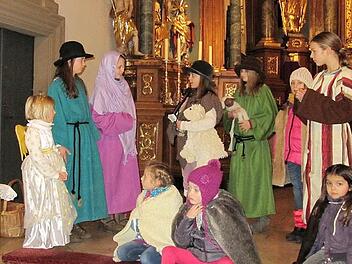 Maria und Josef bekommen Besuch von Hirten, Schäfchen und Engeln.  Fotos: Monika Schütz