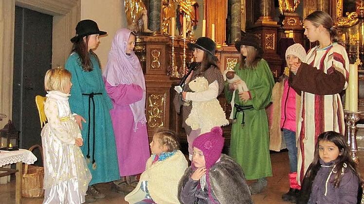 Maria und Josef bekommen Besuch von Hirten, Schäfchen und Engeln.  Fotos: Monika Schütz