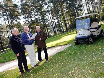 Schatzmeister Klaus Schau, Golfclubpräsident Klaus Dirks und Vizepräsident Heribert beraten sich über die Zukunft des Clubs. Foto: Matthias Hoch